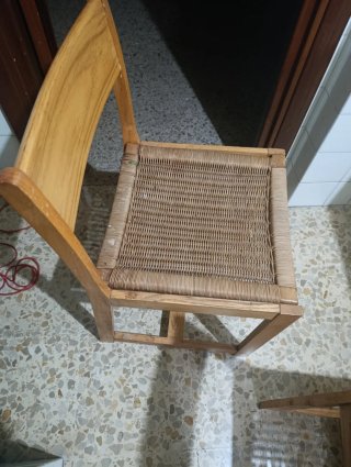 Sillas de mimbre y madera