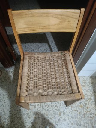 Sillas de mimbre y madera