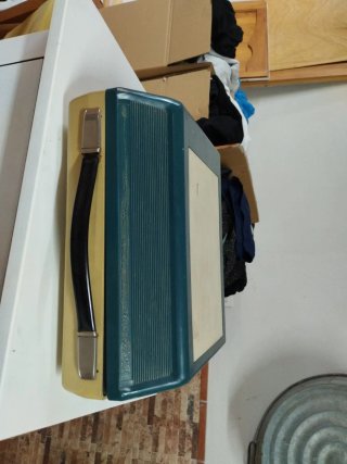 Tocadiscos antiguo beige y verde.La marca no es.
