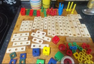 Piezas de construcción de madera y plástico