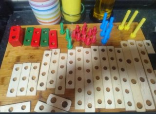 Piezas de construcción de madera y plástico