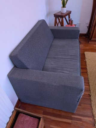 Sofá cama gris de tela
