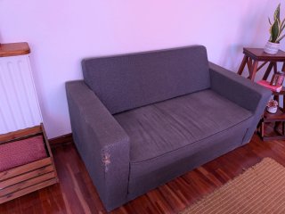 Sofá cama gris de tela
