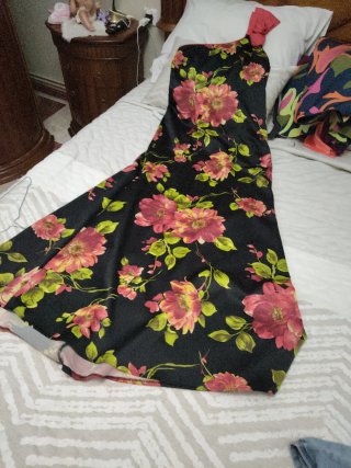 Vestido de fiesta rosa con un hombro