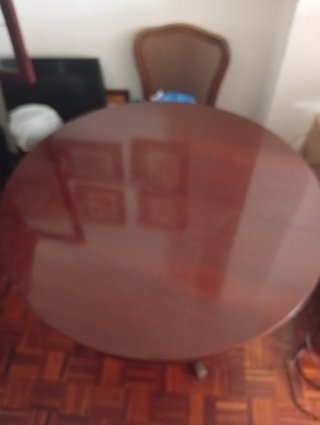 Mesa de comedor clásica de madera