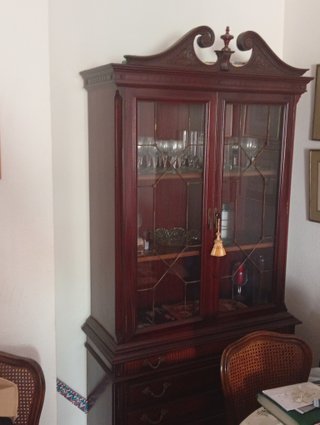 Mesa de comedor clásica de madera