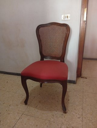 Mesa de comedor clásica de madera