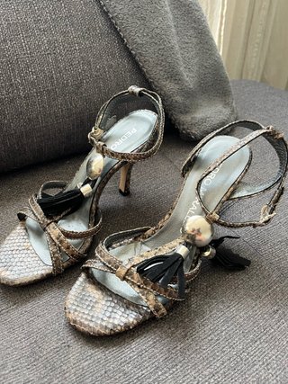Zapatos de tacón con flecos