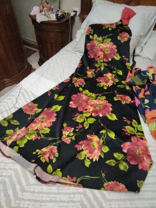 Vestido Negro con Flores Rojas