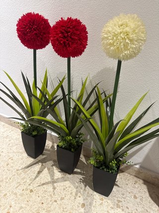 Flores decorativas rojas y blancas