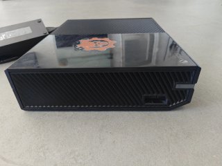 Xbox One 500Gb con design speciale di Gears of War