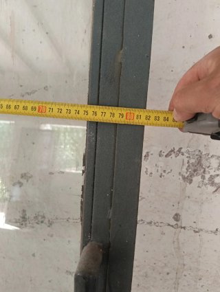 Puerta de hierro y vidrio templado