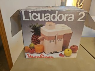 Licuadora vintage color blanco y rosa. Moulinex.
