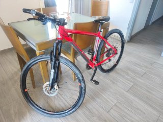Bicicleta de montaña roja
