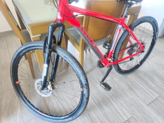 Bicicleta de montaña roja
