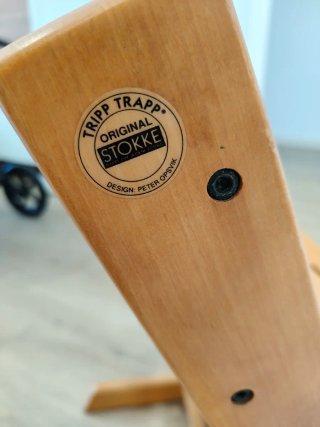 Silla Stokke Trona Madera color cerezo.