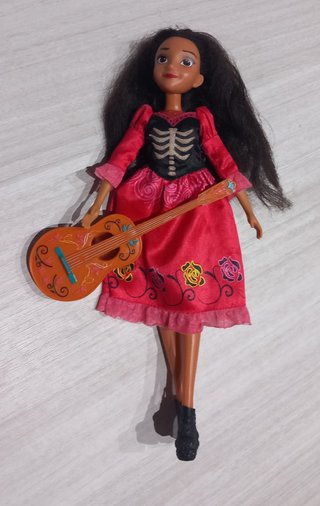 Muñeca Elena de Avalor con guitarra