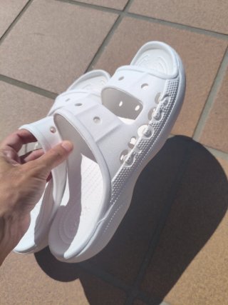 Chanclas Crocs blancas y Puma negras