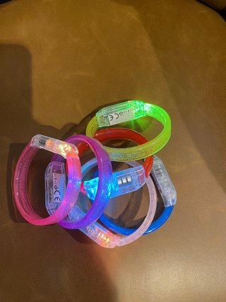 Confezione da 10 Braccialetti LED Luminosi con Scintillii