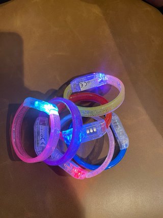 Confezione da 10 Braccialetti LED Luminosi con Scintillii