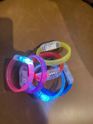 Confezione da 10 Braccialetti LED Luminosi con Scintillii