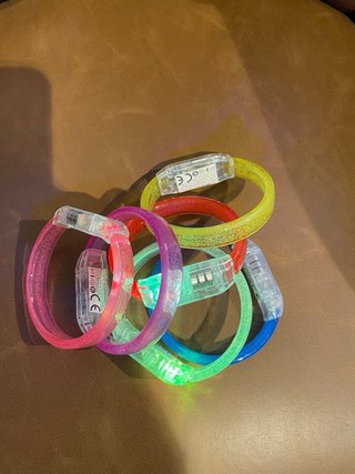 Confezione da 10 Braccialetti LED Luminosi con Scintillii