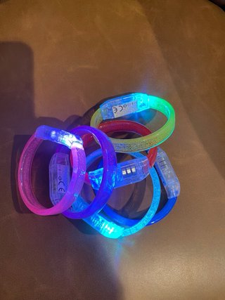 Confezione da 10 Braccialetti LED Luminosi con Scintillii