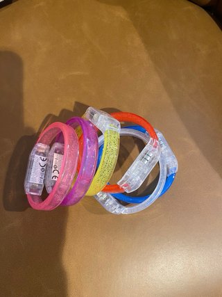 Confezione da 10 Braccialetti LED Luminosi con Scintillii