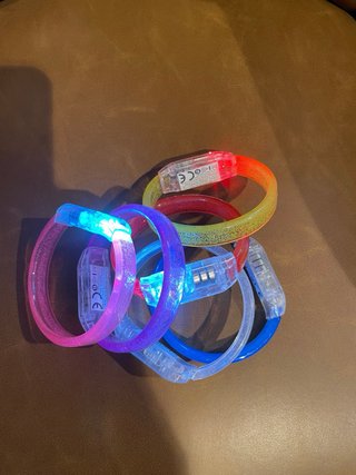 Confezione da 10 Braccialetti LED Luminosi con Scintillii