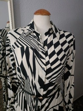 Vestido camisero estampado blanco y negro