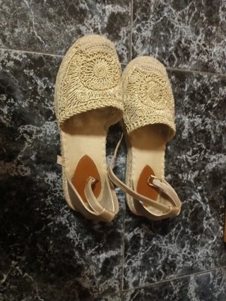 Sandalias Beige y Doradas
