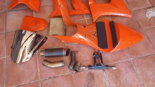 Carenados de fibra naranja para moto deportiva