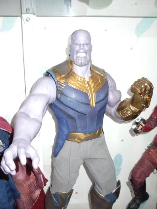 Hot Toys Thanos Infinity War Figura