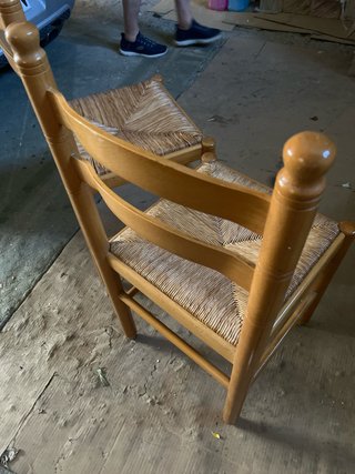 Juego de 2 sillas de madera con asiento de ratán