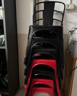 7 Sillas Metálicas (4 Negras, 3 Rojas)