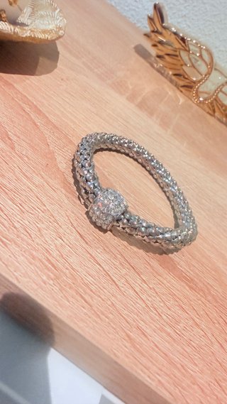 Pulsera plateada con brillantes