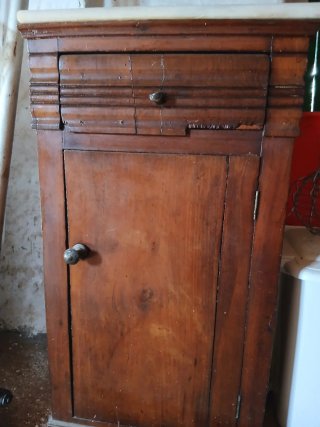 Cómoda antigua de madera y mármol