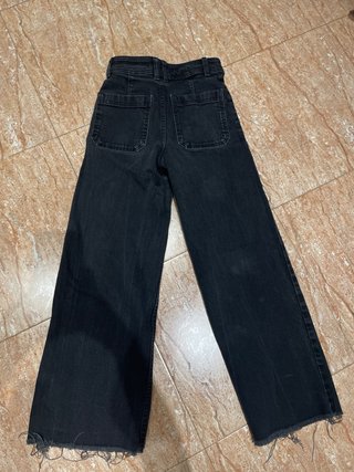 Pantalón vaquero negro campana