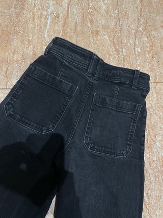 Pantalón vaquero negro campana