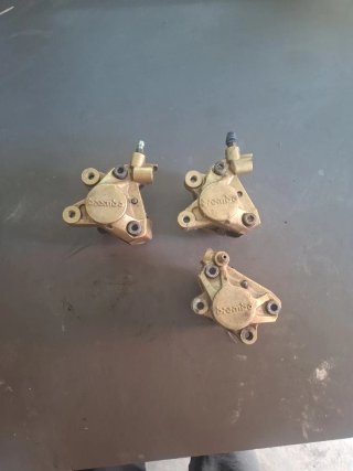 Pinzas de freno Brembo doradas