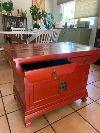 Mueble auxiliar oriental rojo