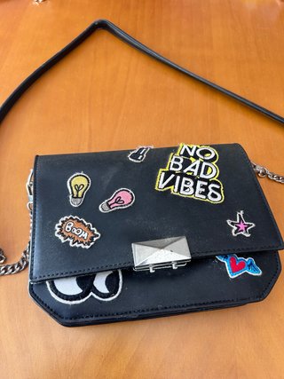 Bolso negro con parches divertidos