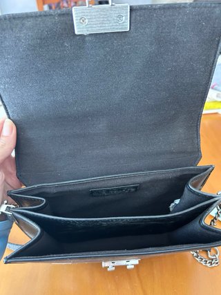Bolso negro con parches divertidos
