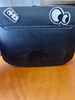 Bolso negro con parches divertidos