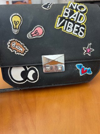 Bolso negro con parches divertidos