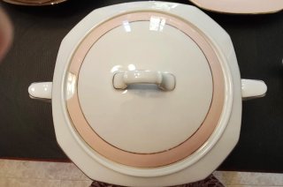 Vajilla porcelana rosa y blanca