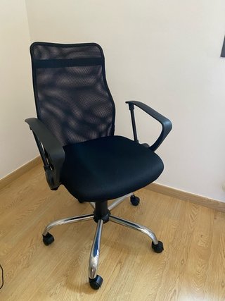 Silla de oficina ergonómica negra