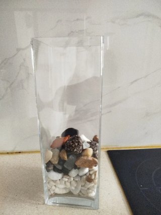 Jarrón de cristal con piedras decorativas
