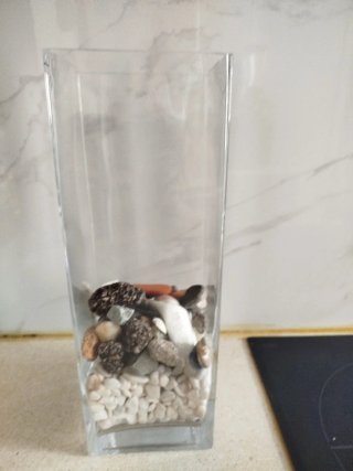 Jarrón de cristal con piedras decorativas