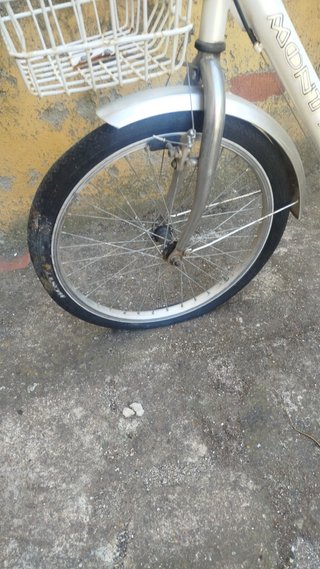 Bicicletta a tre ruote con cestino